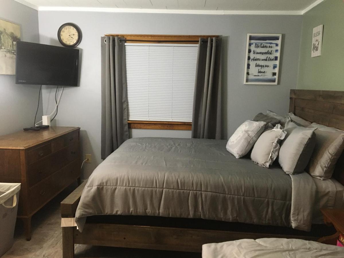 Home Away From Home, Recently Renovated North Troy ภายนอก รูปภาพ